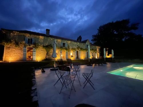 Très jolie propriété avec vue et piscine chauffée
