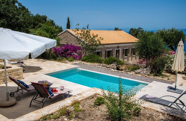 Traditional 3-BR Villa with private pool/sea views