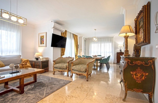 Traditional 4 bedrooms apartment in the center of Granada. Martinez Campos