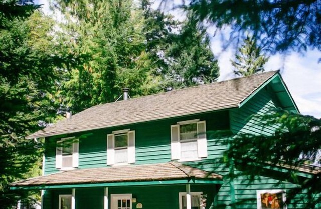 Traditional Beach House, Mt. Baker Views, Perfect for Families or Friend Groups