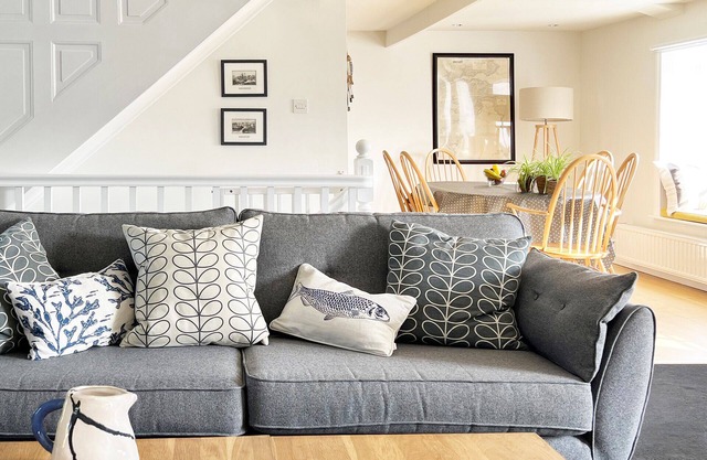 Traditional Cornish Cottage on Charlestown Harbour, parking, beach & pubs
