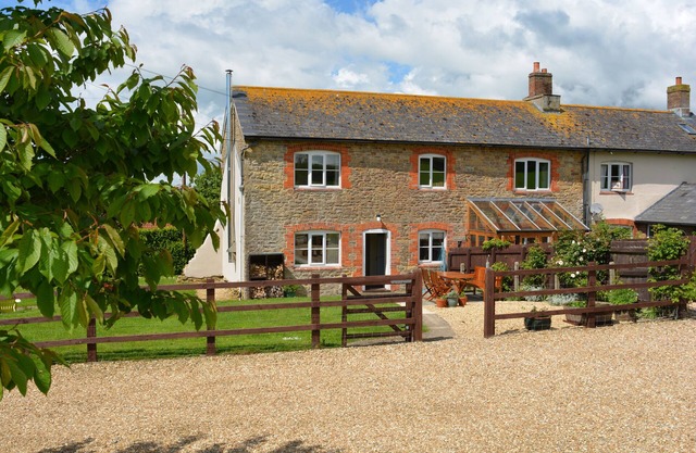 Traditional cottage with spacious enclosed garden close to Bridport & beaches
