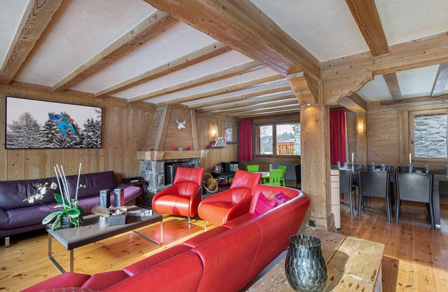 Traditional family chalet with sauna near slopes and shops, parking, pets allowed