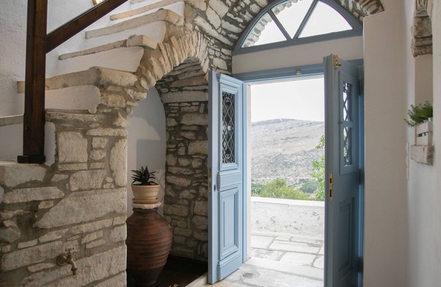 Traditional Inn Pirethron