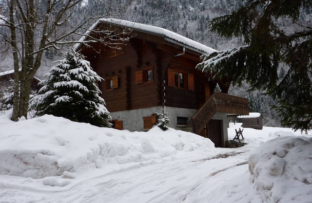 Traditional Ski Chalet with Stunning Views