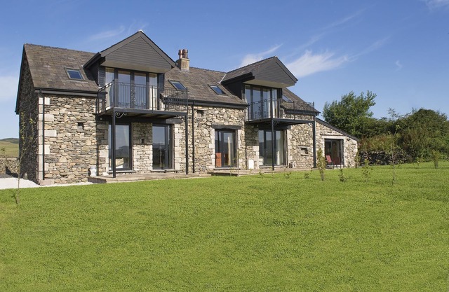 Traditional & spacious 2 bedroom cottage on the edge of the Lake District