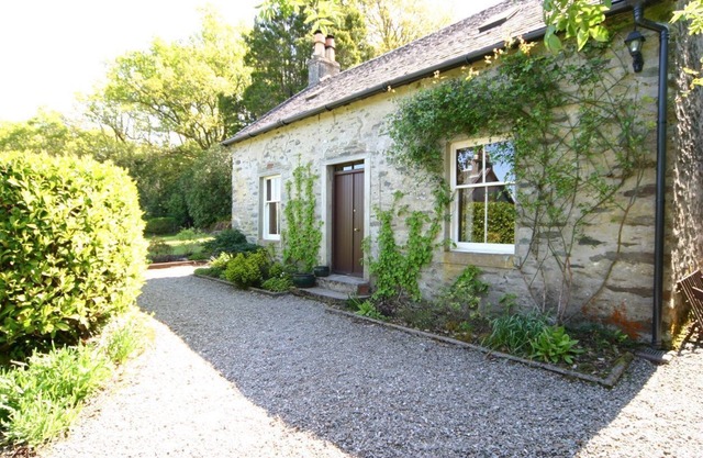 Traditional Springburn cottage, Loch Fyne 50m, sleeps 5