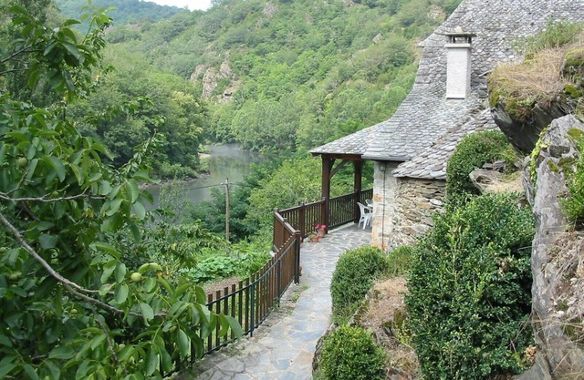 Traditional stone cottage with pool and river frontage