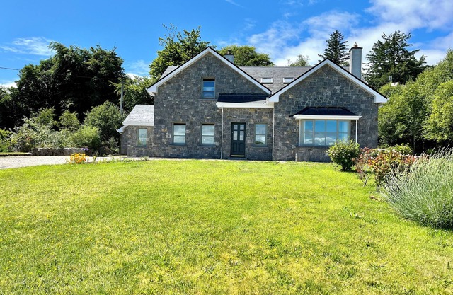 Traditional style home With 'lake View' 10/15 Minutes From Galway City