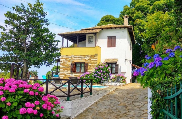 Traditional Villa with Private Pool in Pelion