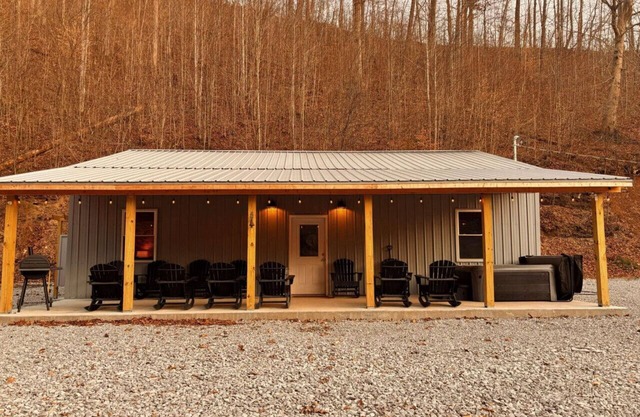 Trailside Lodge: 10 Sec Ride to Trail, Sleeps 14!