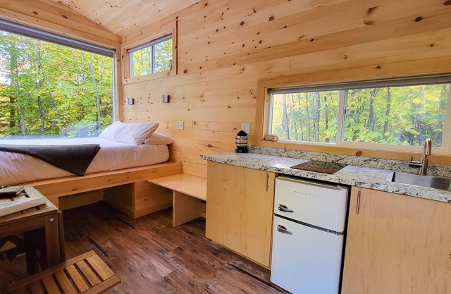 Trailside Stays - Tiny House in the Woods-Escape to Nature. Snow Owl