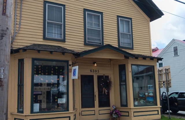 Trailside Townhouse in the center of Indian Lake