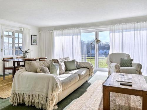 Tranquil 2-Bed Nature Cottage with Free Parking