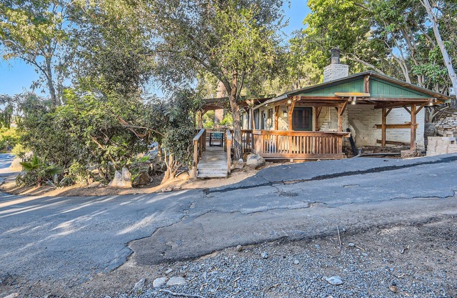 Tranquil 2 Bedroom 1 Bath Cottage Nestled in the Trees - Fenced Oversized Patio