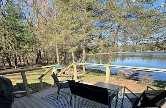 Tranquil 2 Bedroom Getaway on Private Lake