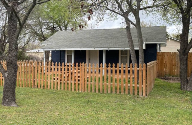 Tranquil 2-bedroom house perfect for ft sill or Wichita mountain retreat