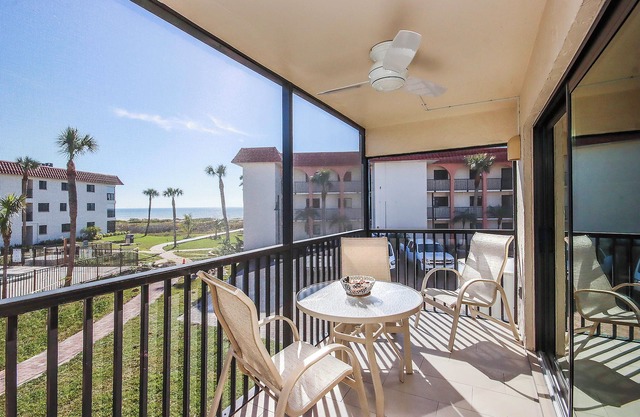 Tranquil 2nd floor beachfront condo on Sanibel Island - Sandalfoot 2A2