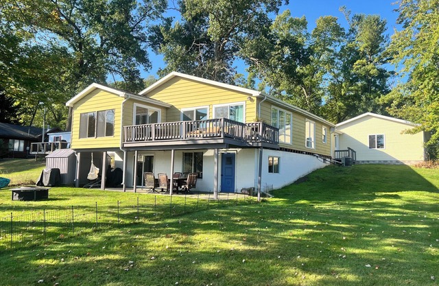 Tranquil 3-bedroom lake haven in lovely Paw Paw with WiFi, AC