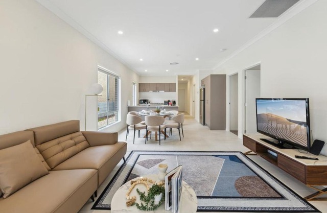 Tranquil 3B2B Home with Parking Backyard and 5Mins walk to Mall