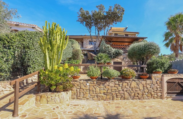 Tranquil Apartment "Leccio" on the Beach with Terrace, Garden & Wi-Fi