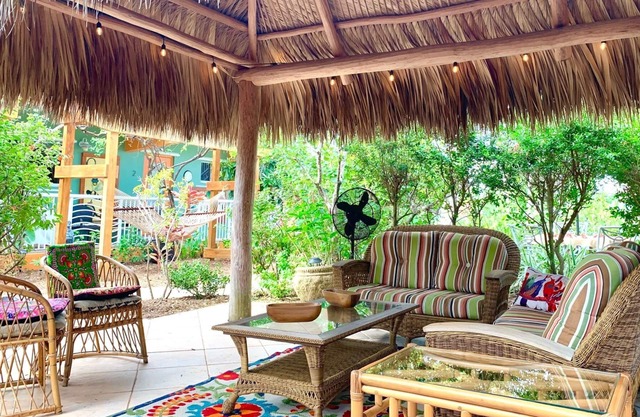 Tranquil Beach living - 1 Bed/1 Bath, Art Inspired apartment, steps to Ocean