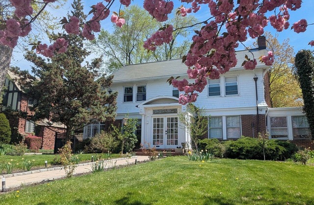 Tranquil detached home on safe & quiet neighborhood with large yard for hosting