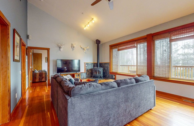 Tranquil home with free WiFi and full kitchen