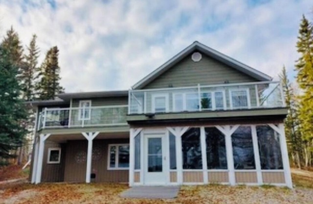 Tranquil Lakefront Heron House