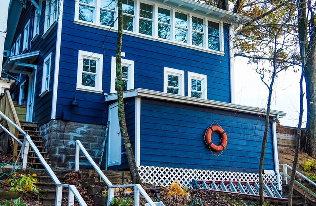 Tranquil Lake Michigan Lakeshore Cottage