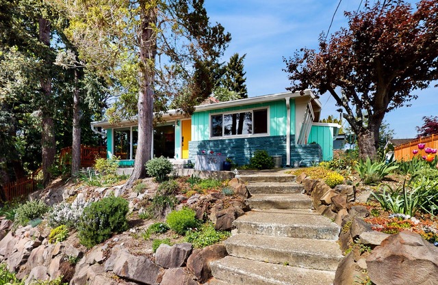Tranquil Mid-Century retreat in Seattle's charming neighborhood. Dog-friendly