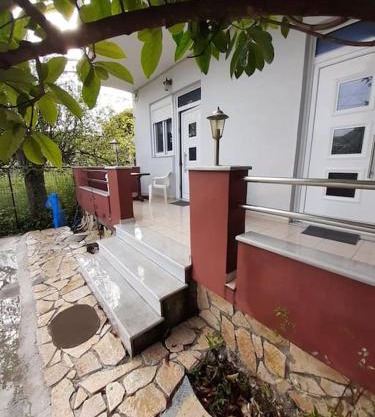 Tranquil new apartmen7t in inland Lefkada