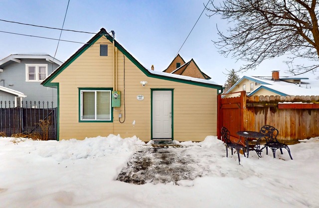 Tranquil & sun-filled getaway with patio & full kitchen - near parks & golf