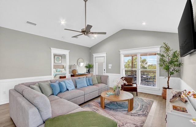 Tranquil Waterfront Retreat: Stunning Bay Views Near Downtown Bay St. Louis