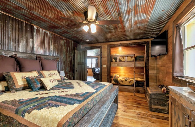 Traveler Suite – Rustic 2 Bed, 2 Bath Apt