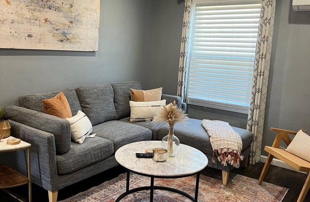 Traveler’s Pick: Cozy, Near Beach & Dtwn + Prkg