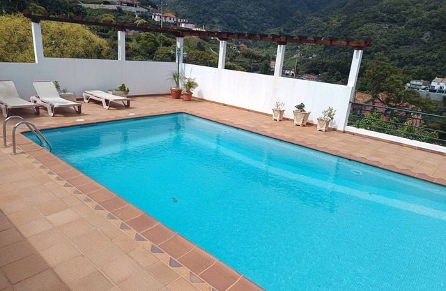 Traveller's House Holiday Home with Mountain View, Shared Pool and Wi-Fi