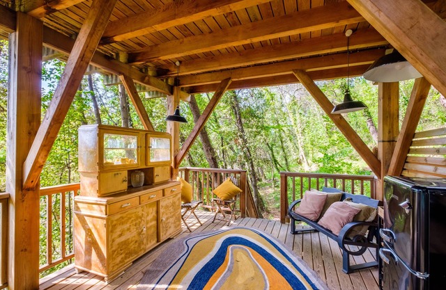 Treehouse Apartment 'Colonel Hathi' with Shared Pool, Terrace, Balcony & Wi-Fi