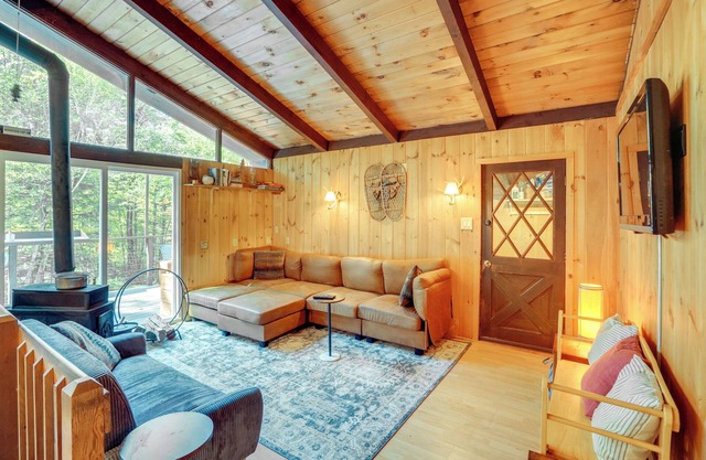 Treehouse Chalet Near Mt. Snow w/On-Site Trails!