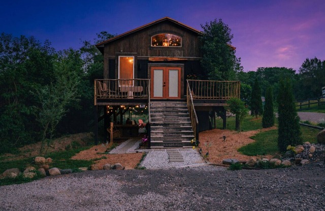 Treehouse Hot tub on 60 acre farm near downtown