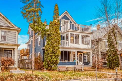 Treetop Apartment in the Heart of MPLS