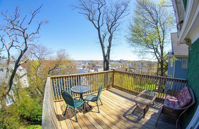 Treetop/Balcony Suite with ocean view; safe, near subway