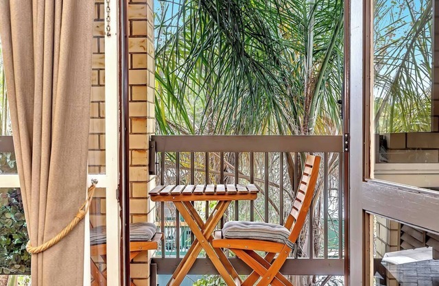 Treetops at Glenelg Coastal Stay with Leafy Patio
