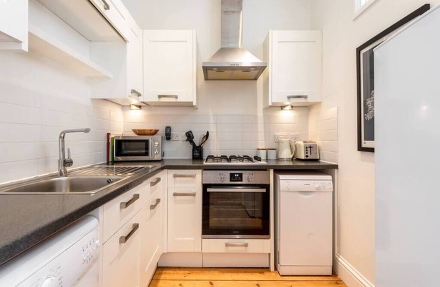 Treetops - Characterful flat with parking, close to beach