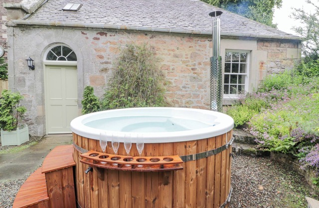 TREFOIL COTTAGE, family friendly, with hot tub in West Linton