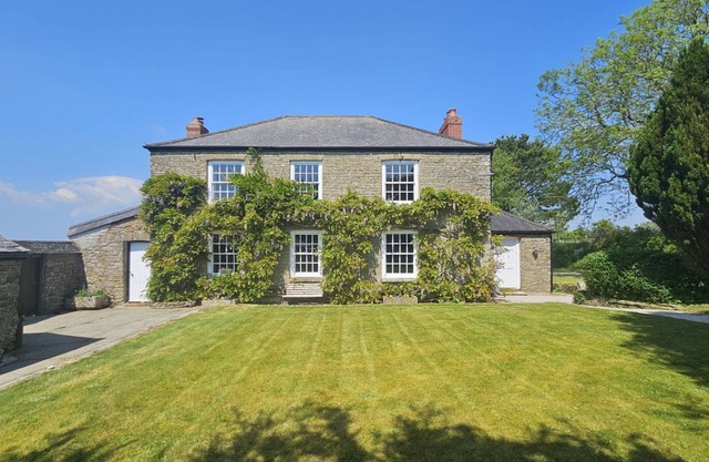 Tregongon House - a holiday home that sleeps 13 guests in 6 bedrooms