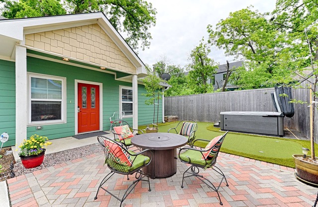 Trendy 2 BR Bishop Arts District House: Hot Tub Spa, Putting Green, Gardens