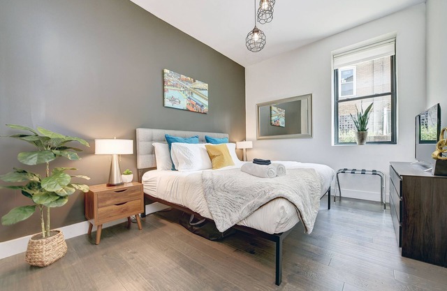 Trendy - Parking - King Bed - 10 min DT