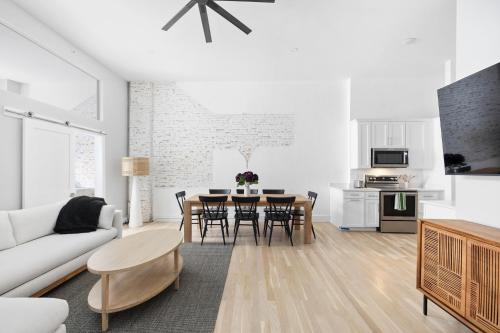 Trendy Remodeled 2BR Loft in Portlands Old Port
