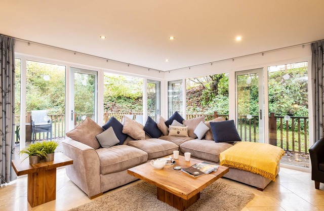 Trewhiddle Villa 16 - a trewhiddle that sleeps 7 guests in 4 bedrooms